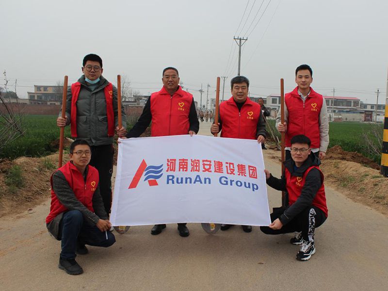 2022年，潤(rùn)安集團(tuán)深入寶蓮寺鎮(zhèn)二十里鋪村，助力人居環(huán)境整治。